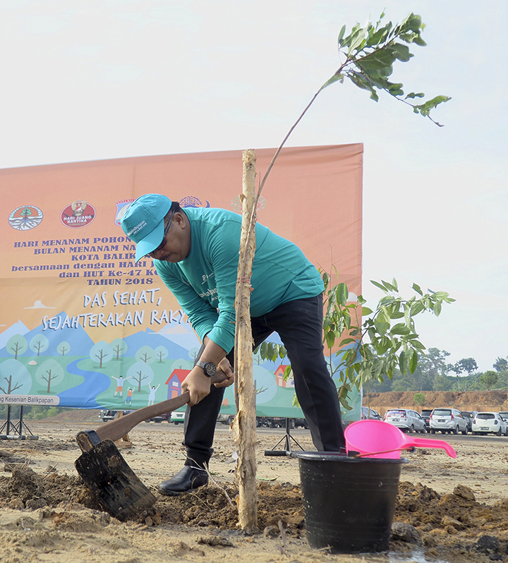 WALI KOTA MENANAM POHON DI GEDUNG KESENIAN