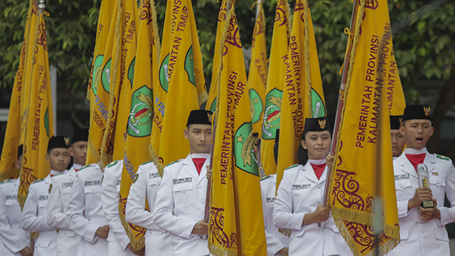 Upacara HUT Ke-62 Kaltim, Wali Kota Serahkan Trofi dan Panji Keberhasilan Pembangunan