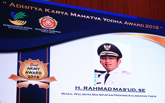 WAKIL WALI KOTA TERIMA PENGHARGAAN ADHITYA KARYA MAHATVA YODHA KARANG TARUNA